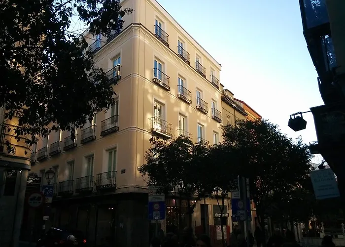 Nuria Hostal